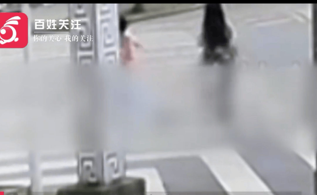 痛心！6岁女孩过马路被撞身亡，绿灯亮起时突然挣脱母亲跑向对面……
