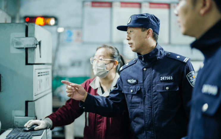 年薪10万却长期出入高档娱乐场所、购多处房产？质检员抱团篡改检测数据致企业损失3000万