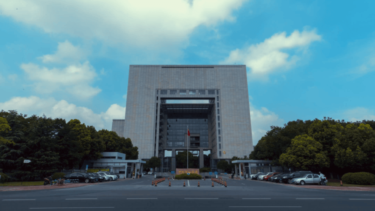 年薪10万却长期出入高档娱乐场所、购多处房产？质检员抱团篡改检测数据致企业损失3000万